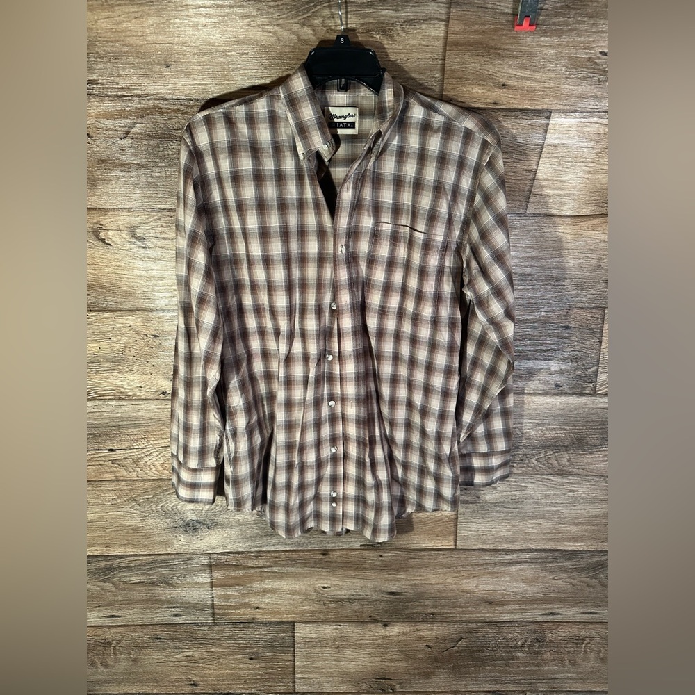 Wrangler button up long sleeve shirt